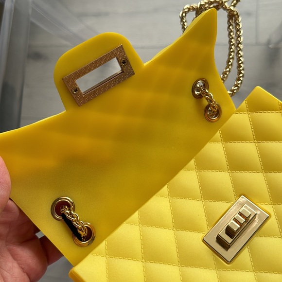 Quilted Bright YELLOW Jelly Purse with adjustable Gold Chain Strap
BRAND NEW! - Picture 9 of 12
